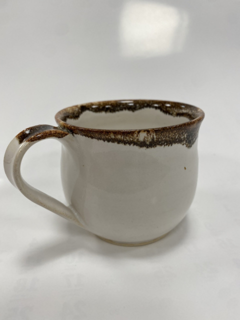 Kubek ceramiczny biały z brązową obwódką 200 ml Kubek ceramiczny biały z brązową obwódką 200 ml