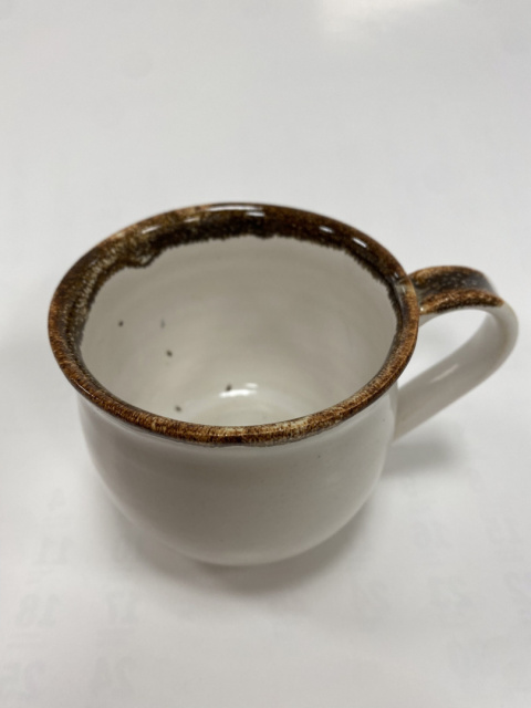 Kubek ceramiczny biały z brązową obwódką 200 ml Kubek ceramiczny biały z brązową obwódką 200 ml