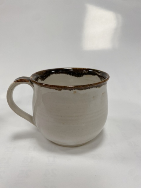 Kubek ceramiczny biały z brązową obwódką 200 ml Kubek ceramiczny biały z brązową obwódką 200 ml