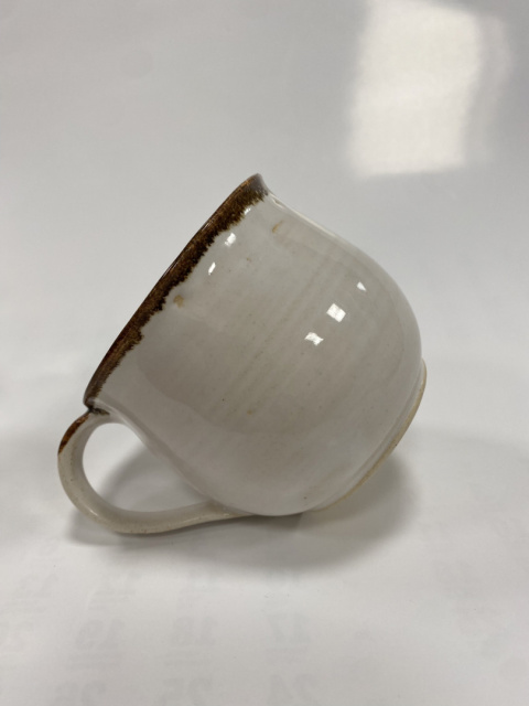 Kubek ceramiczny biały z brązową obwódką 200 ml Kubek ceramiczny biały z brązową obwódką 200 ml