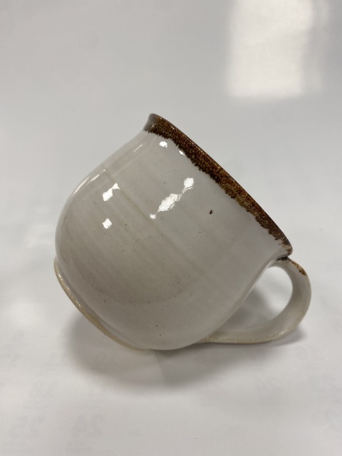 Kubek ceramiczny biały z brązową obwódką 200 ml Kubek ceramiczny biały z brązową obwódką 200 ml