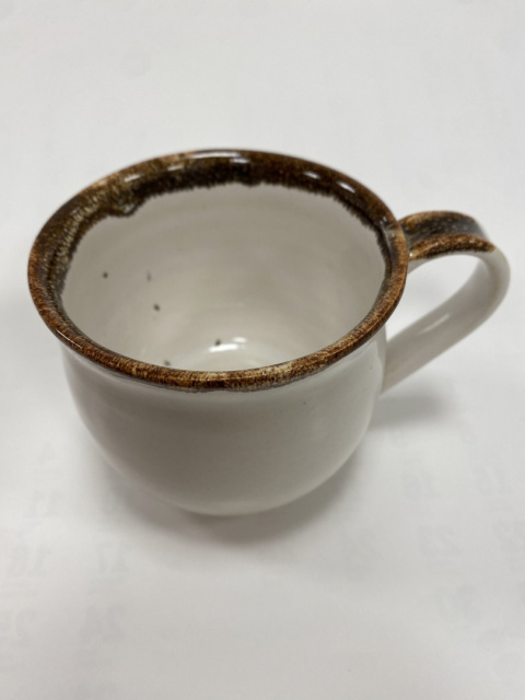 Kubek ceramiczny biały z brązową obwódką 200 ml Kubek ceramiczny biały z brązową obwódką 200 ml