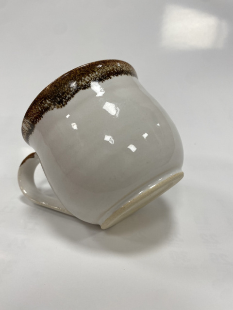 Kubek ceramiczny biały z brązową obwódką 200 ml Kubek ceramiczny biały z brązową obwódką 200 ml