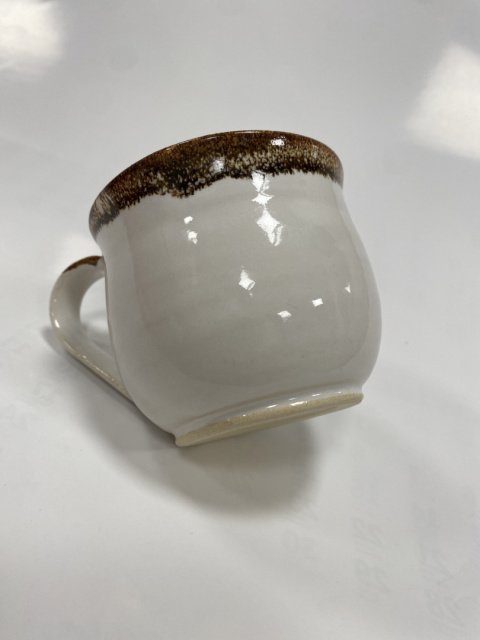 Kubek ceramiczny biały z brązową obwódką 200 ml Kubek ceramiczny biały z brązową obwódką 200 ml